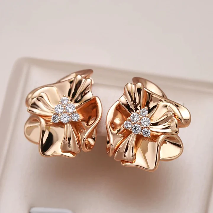 Brincos de flores com zircônias douradas brilhantes para um brilho deslumbrante
