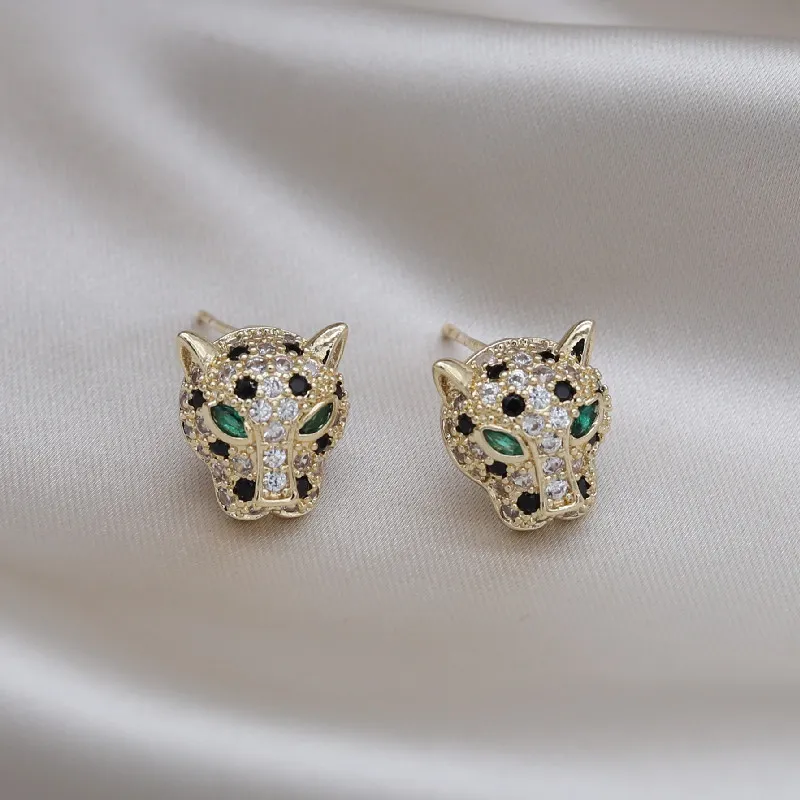 Elegância Cativante: Brincos de Leopardo Brilhantes para um Toque Exótico