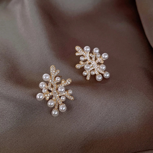 Elegantes brincos com pérolas de coral atemporais