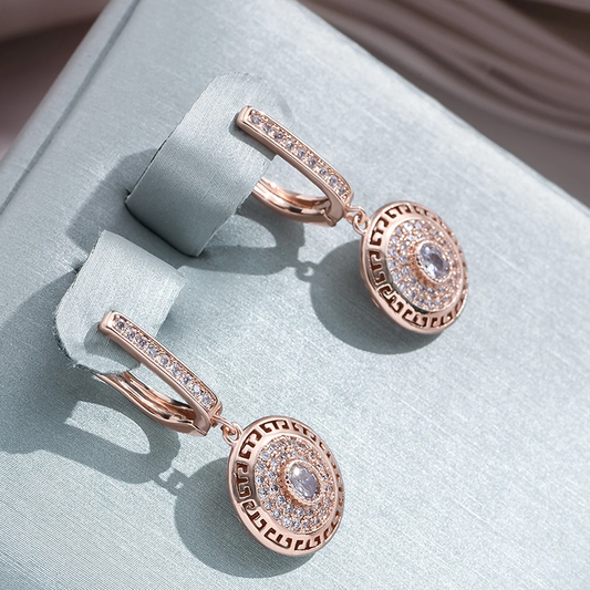 Brincos elegantes em zircônia com suaves contornos - um acessório estiloso para qualquer ocasião!