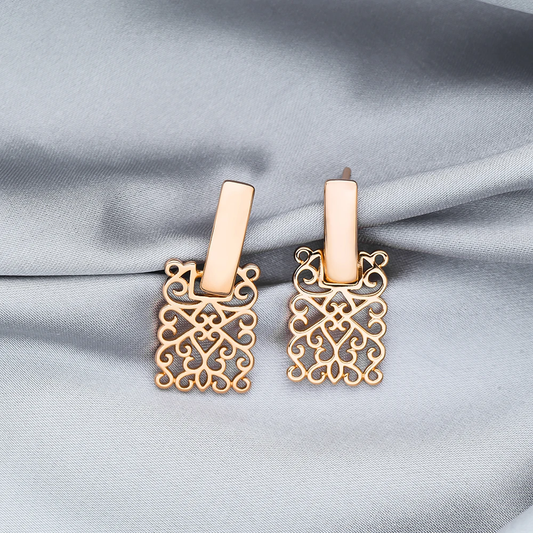 Elegantes e delicados brincos de hera para um look moderno