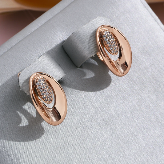 Elegantes brinco de ouro com design oco para qualquer ocasião