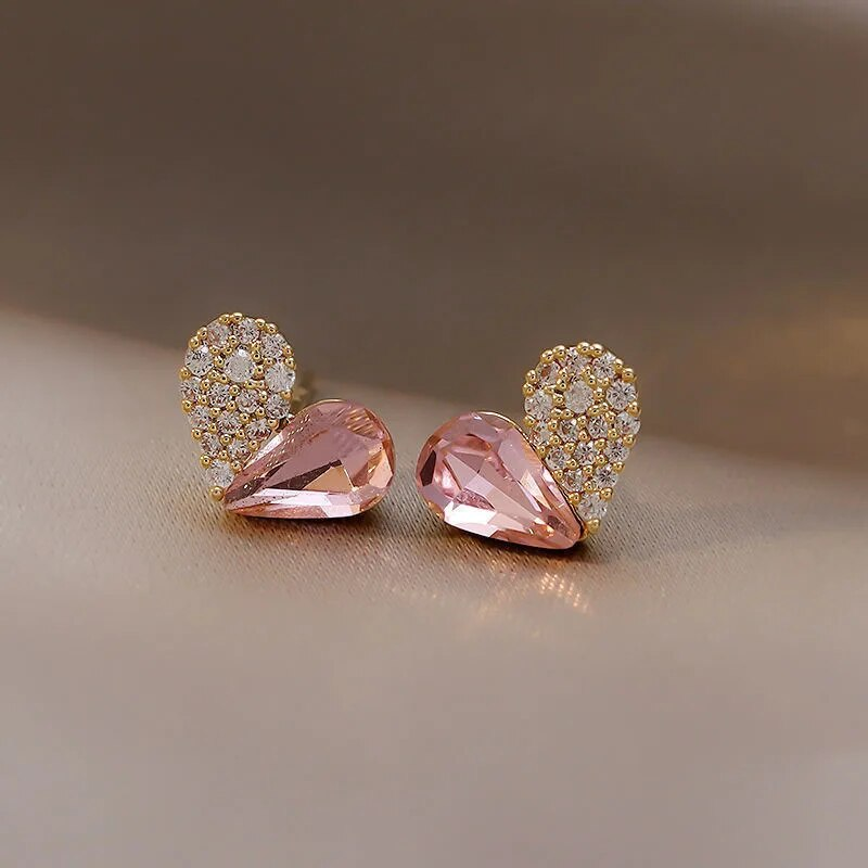 Brincos em forma de coração glamourosos com glitter cintilante em um elegante tom de rosa