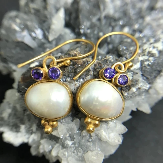 Brincos Vintage Elegantes com Pérolas Luxuosas e Realces Dourados Brilhantes