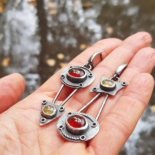 Fascinação do Fogo: Elegantes brincos mecânicos em cristal de fogo radiante