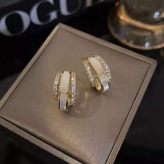 Brincos brancos elegantes com brilhantes pedras de zircônia