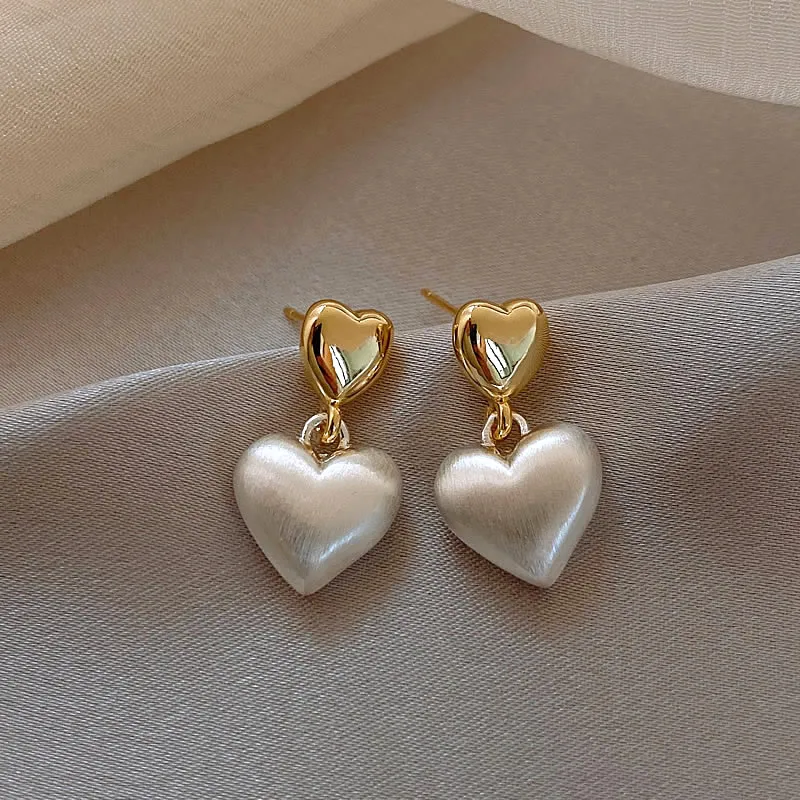 Brincos em forma de coração dourados glamourosos com elegantes acentos de pérolas