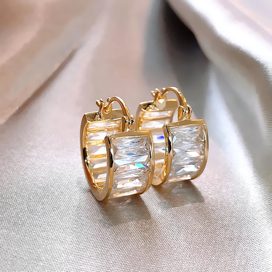 Deslumbrantes Brincos de Cristal Branco e Elegante Ouro