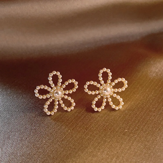 Brincos de flores de pérolas cativantes para uma aparência glamourosa