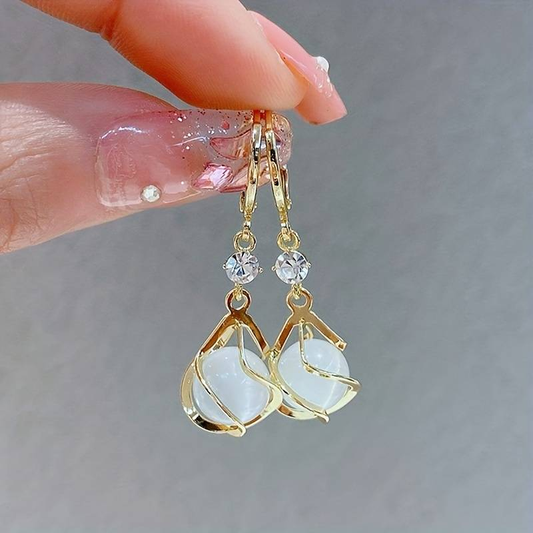Fascinantes brincos de ouro vintage com brilhantes opalas brancas