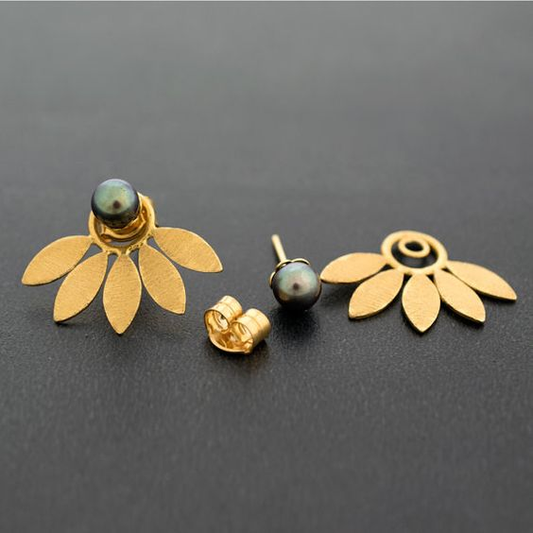 Brincos de pérola escura vintage elegantes com design de folha dourada requintado