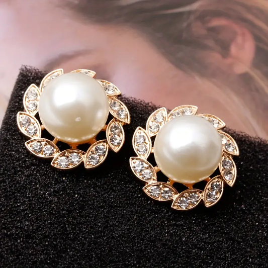 Brincos de pérola elegantes com designs de folhas brilhantes