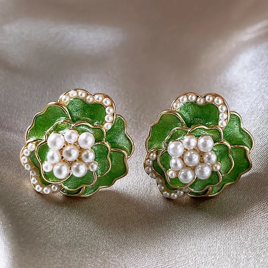 Brincos de esmalte verde elegante com destaques de pérolas nobres