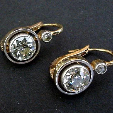 Brincos Vintage Elegantes com Zircônias Douradas Brilhantes