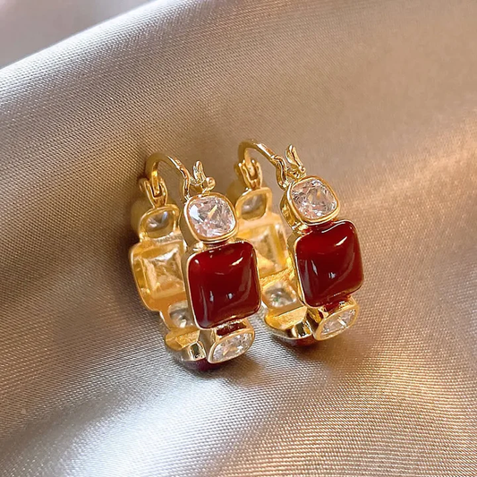 Brincos de zircônia vermelha glamourosos para uma apresentação perfeita