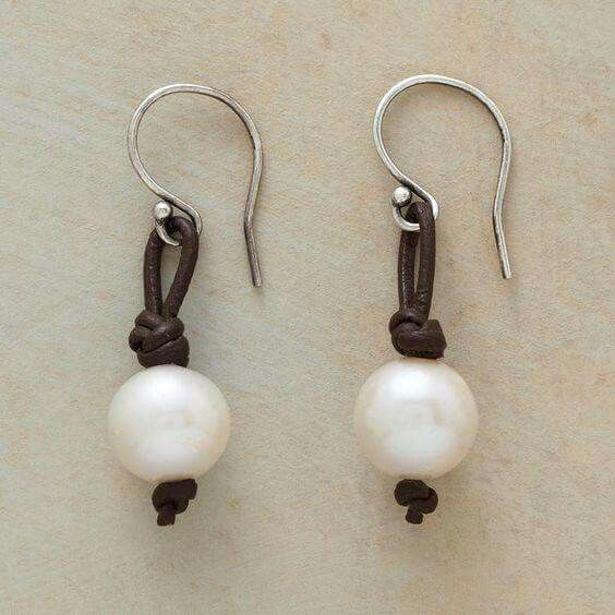 Brincos de couro com pérolas vintage estilísticas para um charme atemporal