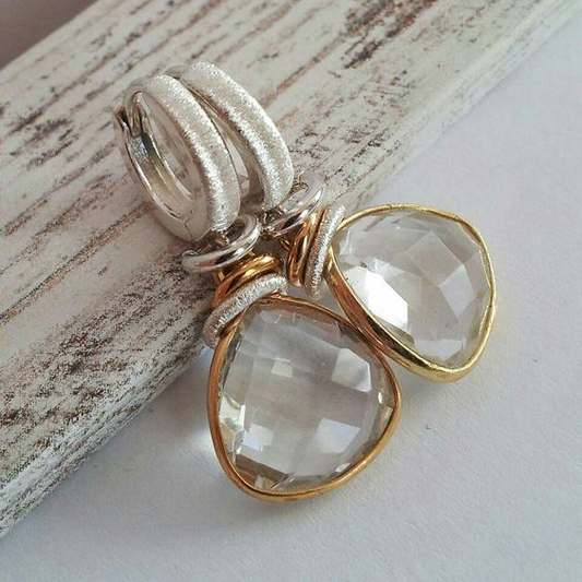 Elegantes Brinco Vintage Dourado em Vidro Branco Nobre