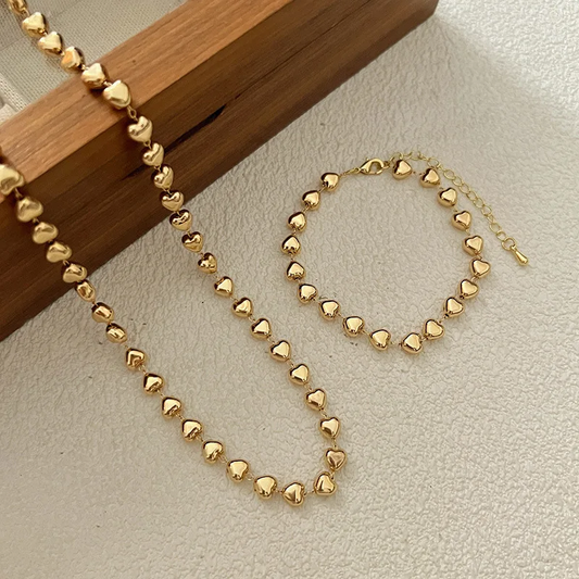 Conjunto fascinante de brilhantes corações dourados