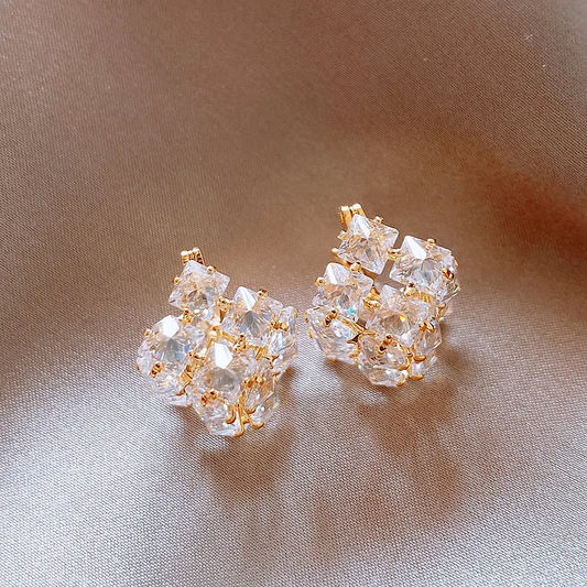 Brincos de cristal glamourosos para uma aparência radiante