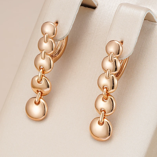 Elegantes brinco banhado a ouro para uma aparência glamourosa