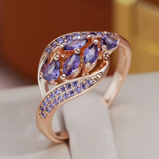 Anel roxo elegante com acentos estilosos