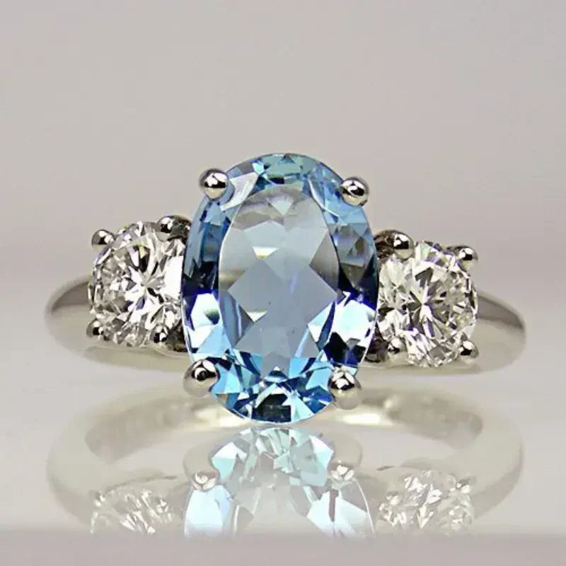Anel de prata esterlina brilhante com radiante cristal azul brilhante