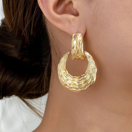 Brincos de ouro vintage elegantes em design vazado estiloso