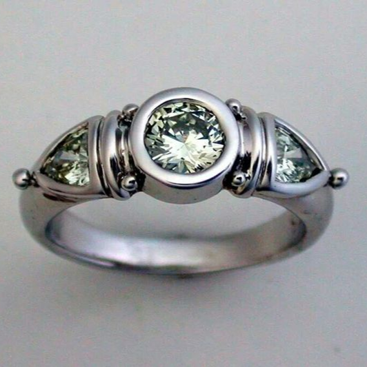 Anel de prata vintage fascinante com brilhante cristal verde