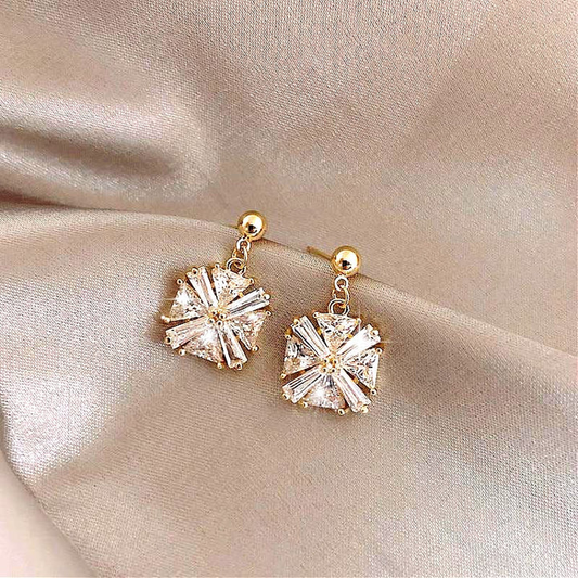 Brincos dourados brilhantes com pedras de zircônia cintilantes para um toque de elegância