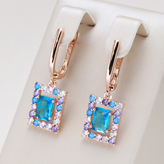 Brincos de ouro deslumbrantes com brilhantes cristais de zircônia azul