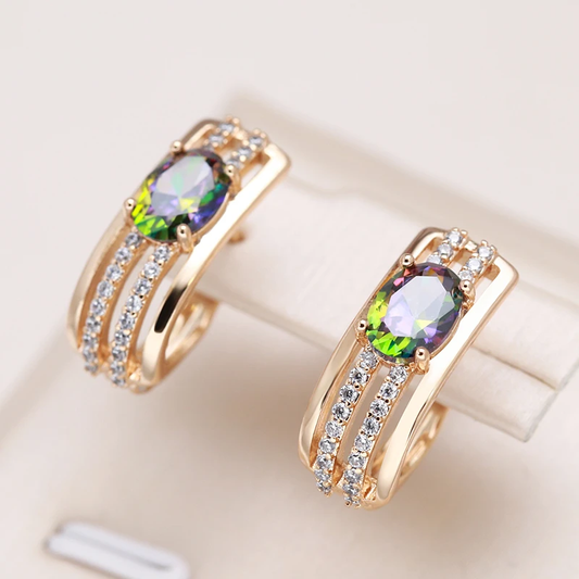 Deslumbrantes brincos dourados com zircônias brilhantes e um radiante cristal verde